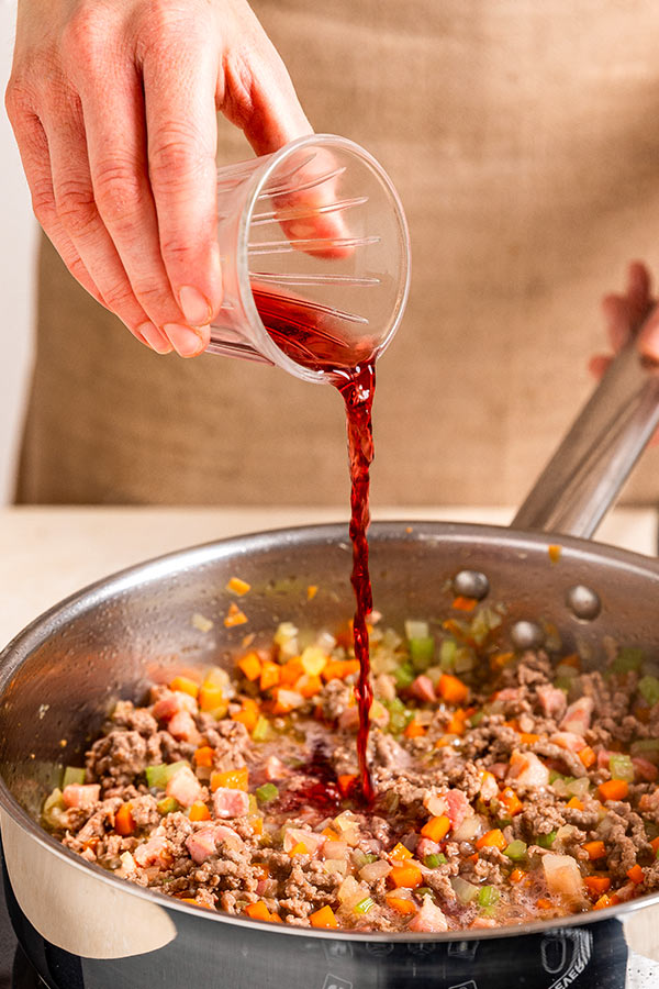 Bolognese - Mit Rotwein ablöschen